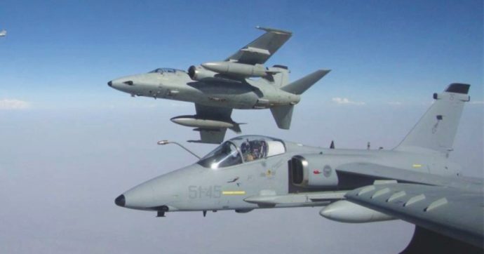 Armi all’Ucraina, il decreto e gli invii: i dubbi di Lega e Forza Italia dietro le promesse a Kiev