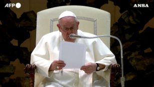 Copertina di Ucraina, Papa Francesco: “Guerra assurda e crudele. Quella costruita sulle macerie non sarà mai una vera vittoria”