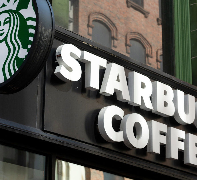 Starbucks lancia Oleato, il caffè con l’olio d’oliva: quando arriva in Italia e quanto costa