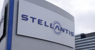 Copertina di Stellantis, profitti record nel 2022, più soldi agli azionisti e premio da 1.879 euro a testa ai dipendenti italiani