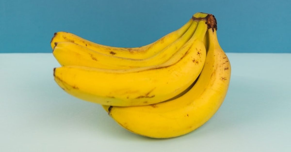 Chiede un pranzo vegano in aereo ma gli servono solo una banana. La ‘denuncia’ del passeggero: “Pensavo fosse l’antipasto”