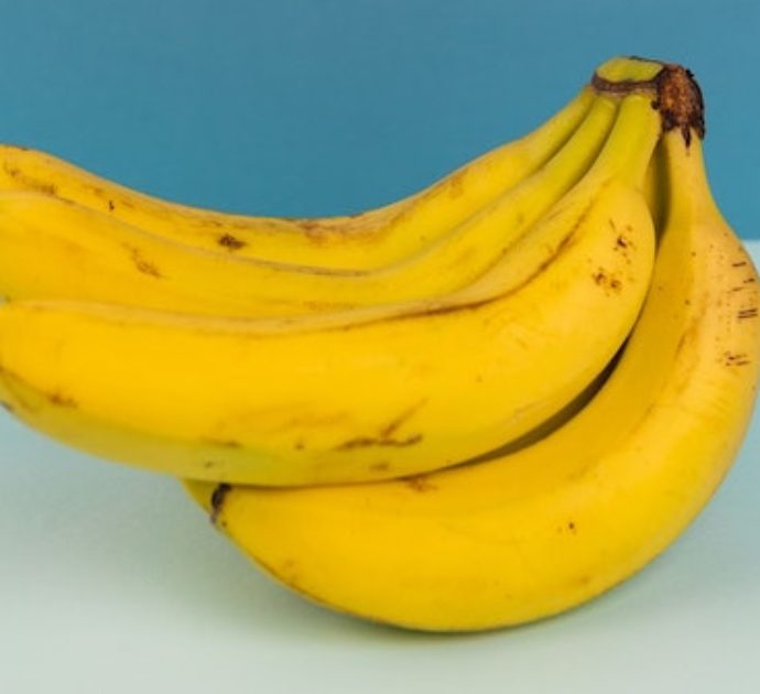 Chiede un pranzo vegano in aereo ma gli servono solo una banana. La ‘denuncia’ del passeggero: “Pensavo fosse l’antipasto”