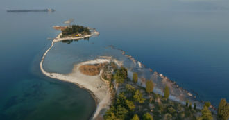 Copertina di Siccità, l’Isola dei Conigli è raggiungibile a piedi: livello d’acqua del lago di Garda mai così basso da 30 anni – Video