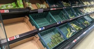 Copertina di Gran Bretagna, verdure razionate nei supermercati. Ex manager di una catena: “Il governo se l’è cercata. Colpa anche di Brexit”