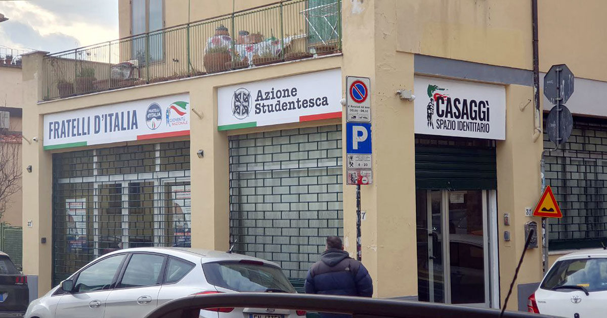 Firenze, silenzio e strette gladiatorie: nella sede di Azione studentesca (che ospita anche FdI e Casaggì) solo no comment. “Un militante può sbagliare, non per forza è fascista”