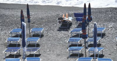 Copertina di Spiagge, che fine ha fatto la messa a gara? La legge c’è, i bandi no. E continua il braccio di ferro con l’Ue sugli indennizzi