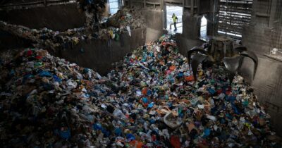 Copertina di Giornata mondiale dell’Ambiente, la plastica invade ancora gli ecosistemi. Su 410 tonnellate prodotte solo il 9% viene riciclato