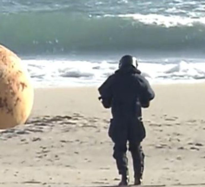 Svelato il mistero della grande sfera di ferro apparsa improvvisamente sulla spiaggia: ecco di cosa si tratta – VIDEO