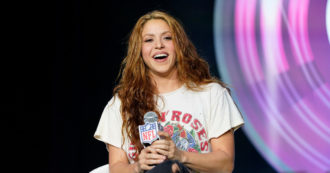 Copertina di Shakira, fan italiano va a casa sua a farsi autografare la Twingo: il video è virale