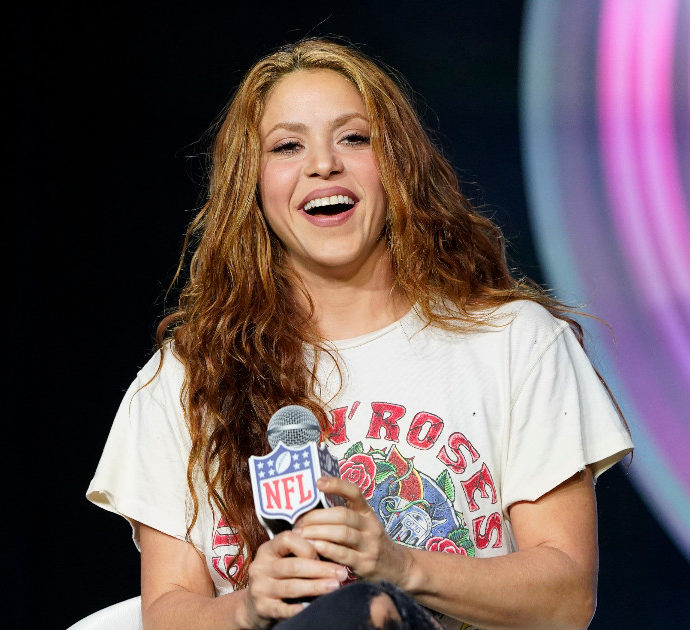Shakira, fan italiano va a casa sua a farsi autografare la Twingo: il video è virale