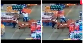 Copertina di Lite al supermercato, lancia il carrello della spesa addosso ad una donna facendole perdere i sensi. Il video choc