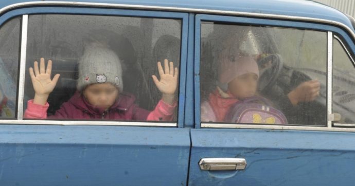 Almeno 6000 bambini ucraini portati in Russia. Il report: “Nei campi rieducazione politica e militare”