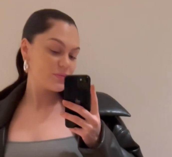 Jessie J in gravidanza torna a mangiare carne dopo anni di dieta vegana: “Do al corpo quel che desidera”