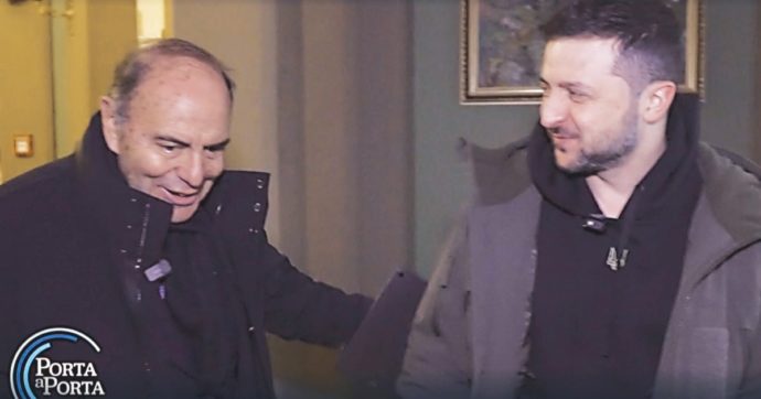 La striscia di Vespa debutta con l’“inchino” alla premier