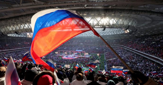 A Mosca fuochi d’artificio e propaganda: “Così sosteniamo i nostri soldati”