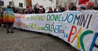 Copertina di Milano, associazioni e sindacati in piazza per la pace: “Dicevano che l’invio di armi avrebbe fermato la guerra, è successo il contrario”