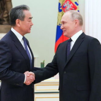 Copertina di Guerra e propaganda sconfiggono la pace: il Fatto del 25 febbraio