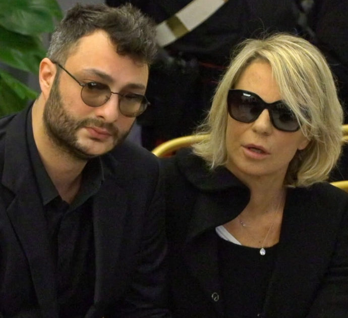 Maurizio Costanzo, l’arrivo di Maria De Filippi alla camera ardente accompagnata dal figlio: l’abbraccio con Fiorello – Video