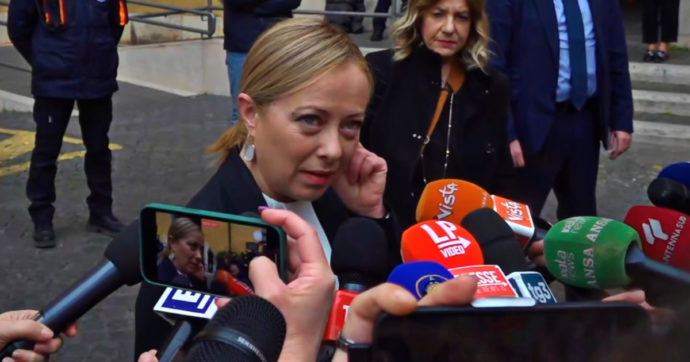 Meloni “Rolex”, Schlein “Casio”: lo staff della premier a Chigi deride l’opposizione