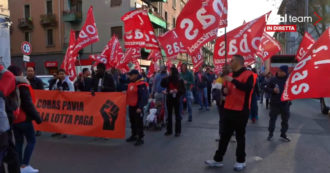 Copertina di Milano, manifestazione contro la guerra e il governo Meloni: presenti anche gli anarchici per Cospito. La diretta
