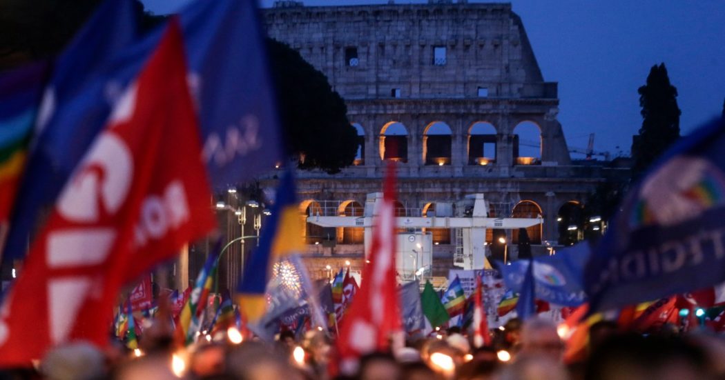 Roma, fiaccolata per la pace: “Subito trattativa per fermare la guerra”. Conte: “Nessuno può dettare le condizioni in modo arrogante”