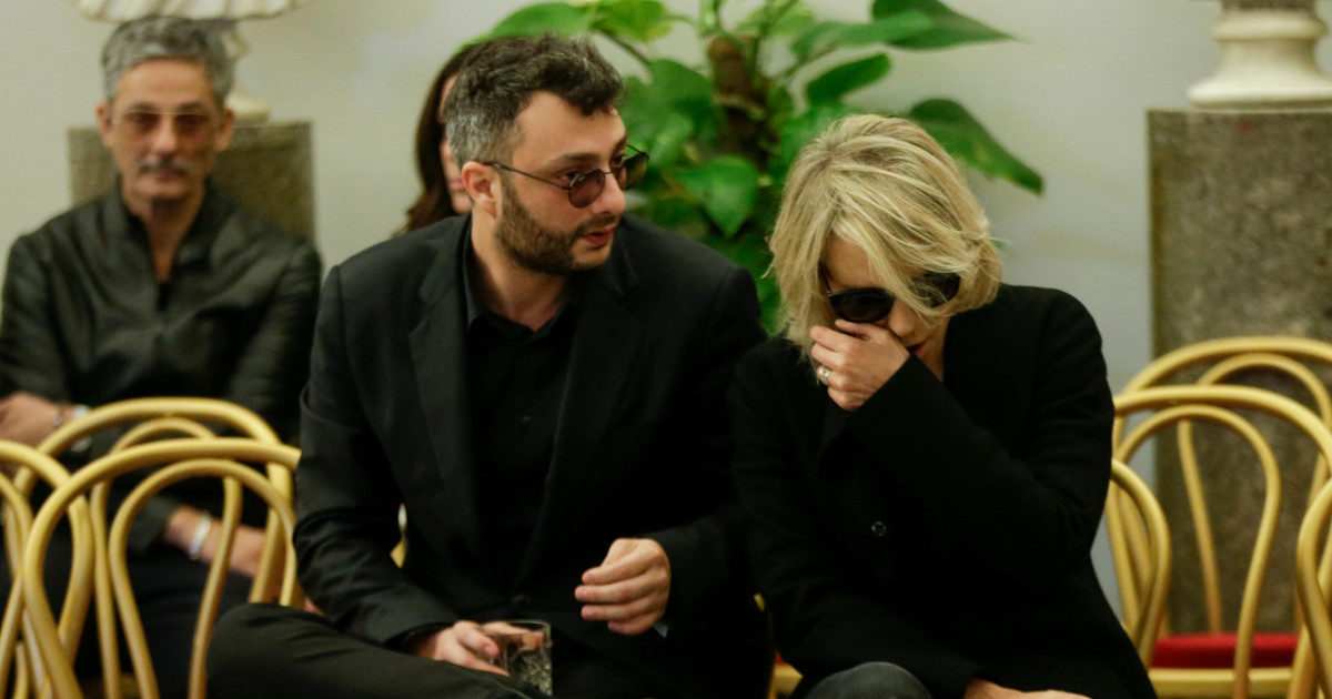 Maria De Filippi arriva alla camera ardente di Maurizio Costanzo – FOTO