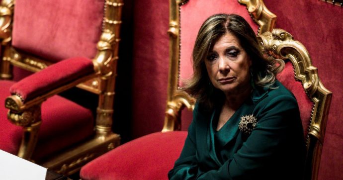 Casellati si annoia: vuole un bel falò di regi decreti