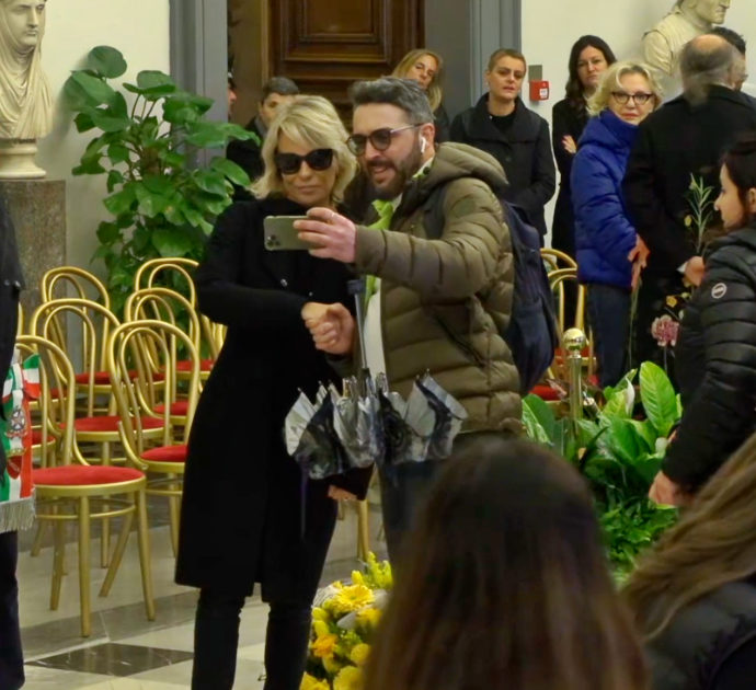 Maurizio Costanzo, Maria De Filippi riceve le condoglianze ma c’è chi le chiede un selfie alla camera ardente – Video