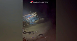 Copertina di Naufragio di migranti a Cutro, le prime immagini della Guardia costiera sul luogo del disastro