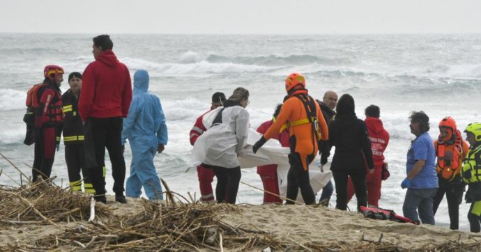 Crotone, barca carica di migranti si spezza davanti alla costa: 59 morti, anche bambini. Era stata individuata ieri da un aereo Frontex