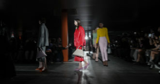 Copertina di Dieta da modelle: frutta, verdura, pollo e un clistere