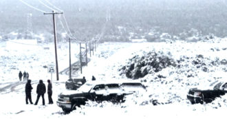 Copertina di Tempesta di neve in California, 120mila famiglie senza elettricità: chiusa per ghiaccio l’autostrada – Video
