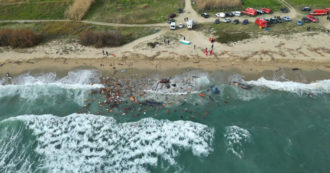 Copertina di Naufragio a Crotone, le immagini col drone sul luogo del disastro: i resti della barca tra le onde – Video
