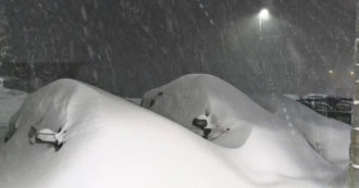 Copertina di Cuneo, oltre un metro di neve a Prato Nevoso: le auto sommerse – Video