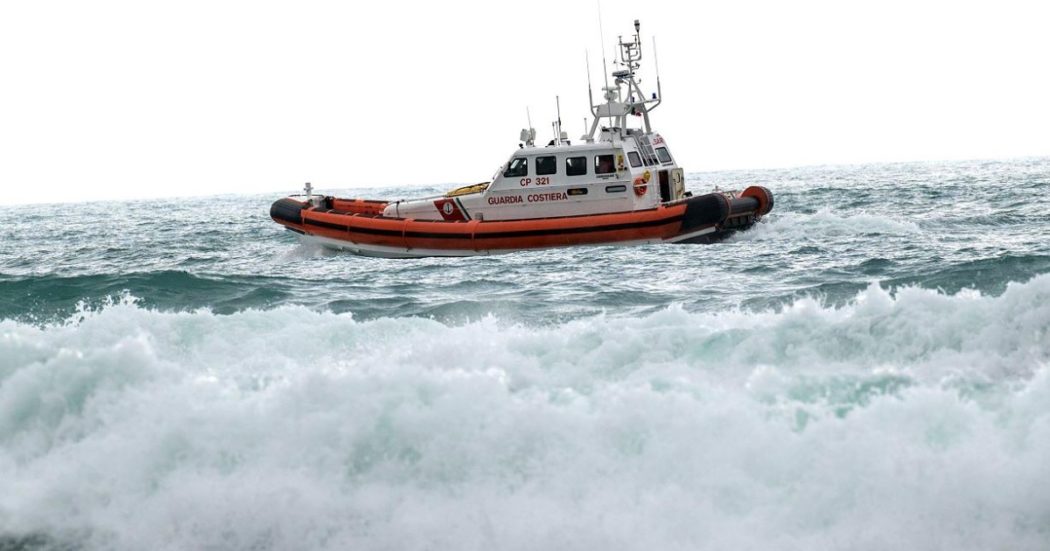 Crotone, scontro di versioni Guardia costiera-Frontex. L’agenzia Ue: “Italia sapeva di barca affollata. Mai scattata un’operazione di ricerca”