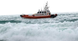 Copertina di Crotone, scontro di versioni Guardia costiera-Frontex. L’agenzia Ue: “Italia sapeva di barca affollata. Mai scattata un’operazione di ricerca”