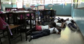 Copertina di In Venezuela si insegna ai bambini a nascondersi e proteggersi dai proiettili: l’esercitazione a scuola per prepararsi alle sparatorie