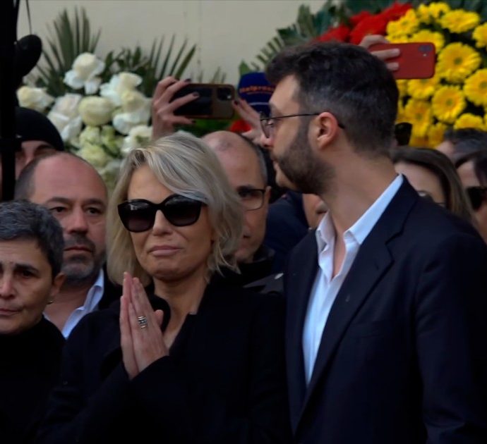 Funerali di Maurizio Costanzo, l’uscita del feretro dalla chiesa sulle note della sigla del suo talk. E Maria De Filippi si commuove – Video