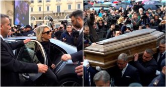 Copertina di Funerali di Maurizio Costanzo, applauso della folla all’arrivo di Maria De Filippi e del feretro: le immagini da Roma