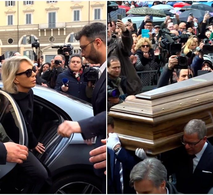Funerali di Maurizio Costanzo, applauso della folla all’arrivo di Maria De Filippi e del feretro: le immagini da Roma