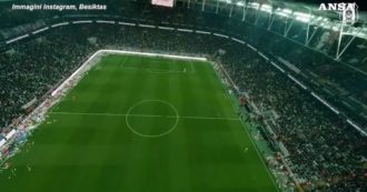 Copertina di Sisma in Turchia, “invasione” di peluche durante la partita del Besiktas: l’omaggio per i bambini terremotati – Video