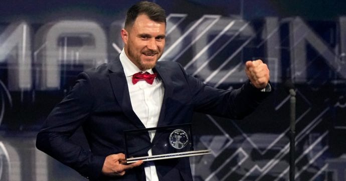 Marcin Oleksy vince il premio Puskas: la rovesciata del polacco senza una gamba è il gol più bello dell’anno – VIDEO