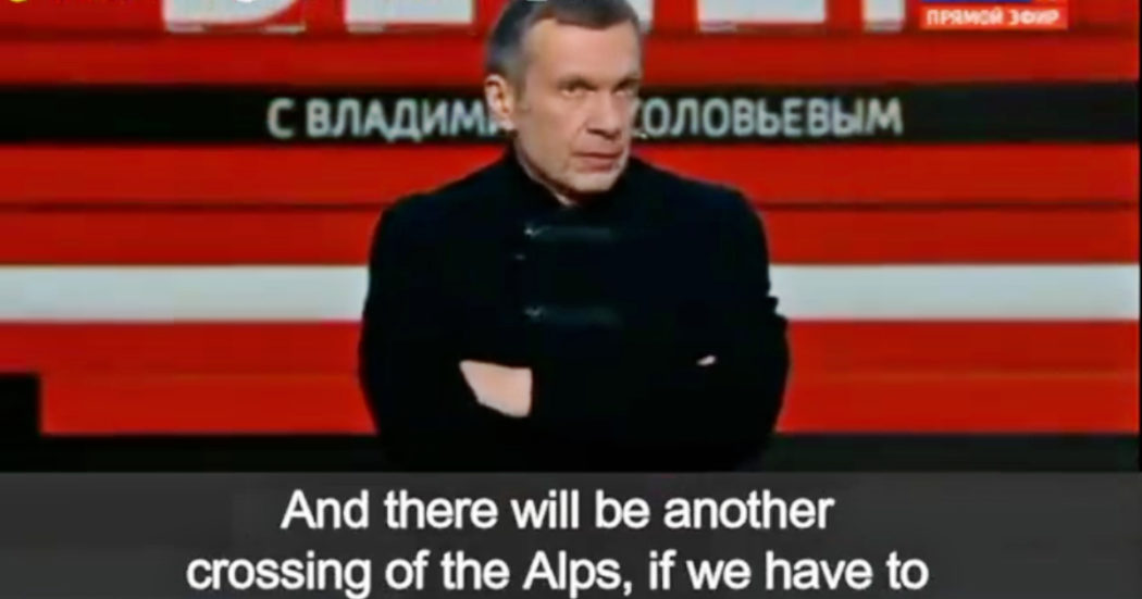 La minaccia del conduttore Soloviov: “Superiamo le Alpi e vediamo se a Milano ricordano come si baciano le mani dei nostri soldati”