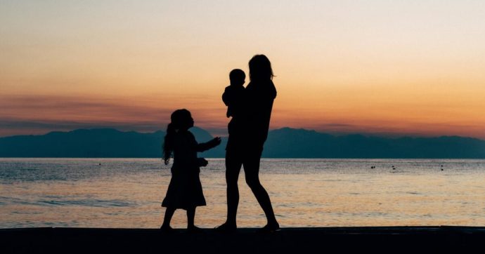 Copertina di Noi contro loro: la maternità e la gabbia culturale in cui hanno rinchiuso le donne