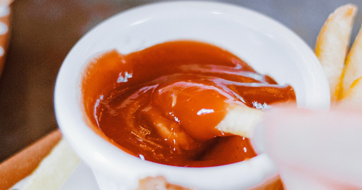 Sopravvive al naufragio mangiando ketchup per più di 20 giorni. Azienda produttrice lo rintraccia e gli regala una barca