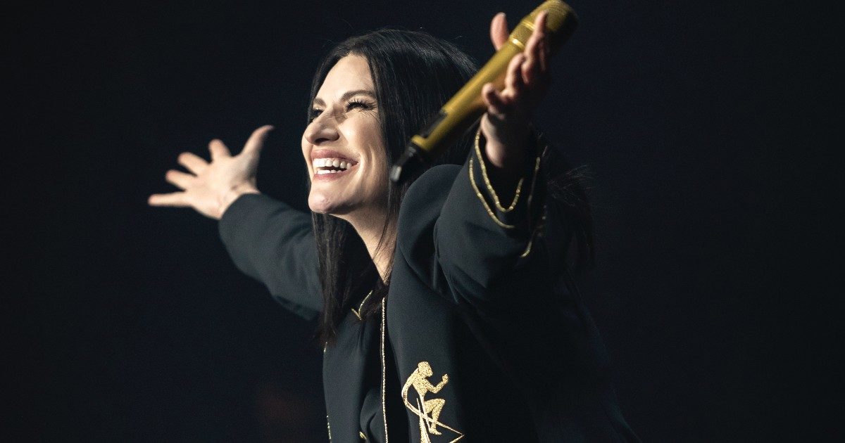 Laura Pausini festeggia 30 anni di carriera tra New York, Madrid e Milano e riparte da zero: “Negli ultimi due anni non ho fatto altro che piangere, pensavo fosse finito tutto. E invece no”