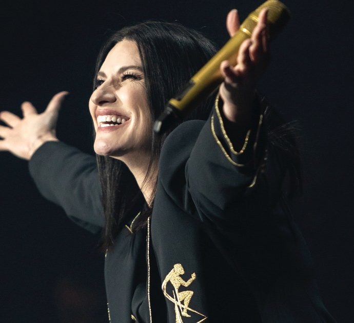 Laura Pausini festeggia 30 anni di carriera tra New York, Madrid e Milano e riparte da zero: “Negli ultimi due anni non ho fatto altro che piangere, pensavo fosse finito tutto. E invece no”