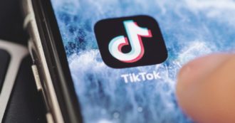 Copertina di TikTok, il governo inglese mette al bando il social sui cellulari dei funzionari pubblici