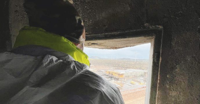 In protesta sulla ciminiera. “No a stop degli impianti”