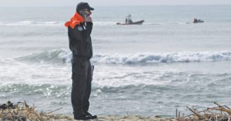 Copertina di Naufragio Cutro, da “imbarcazione sospetta” a “non sembrano migranti”: la valutazione della Guardia costiera nella notte della strage